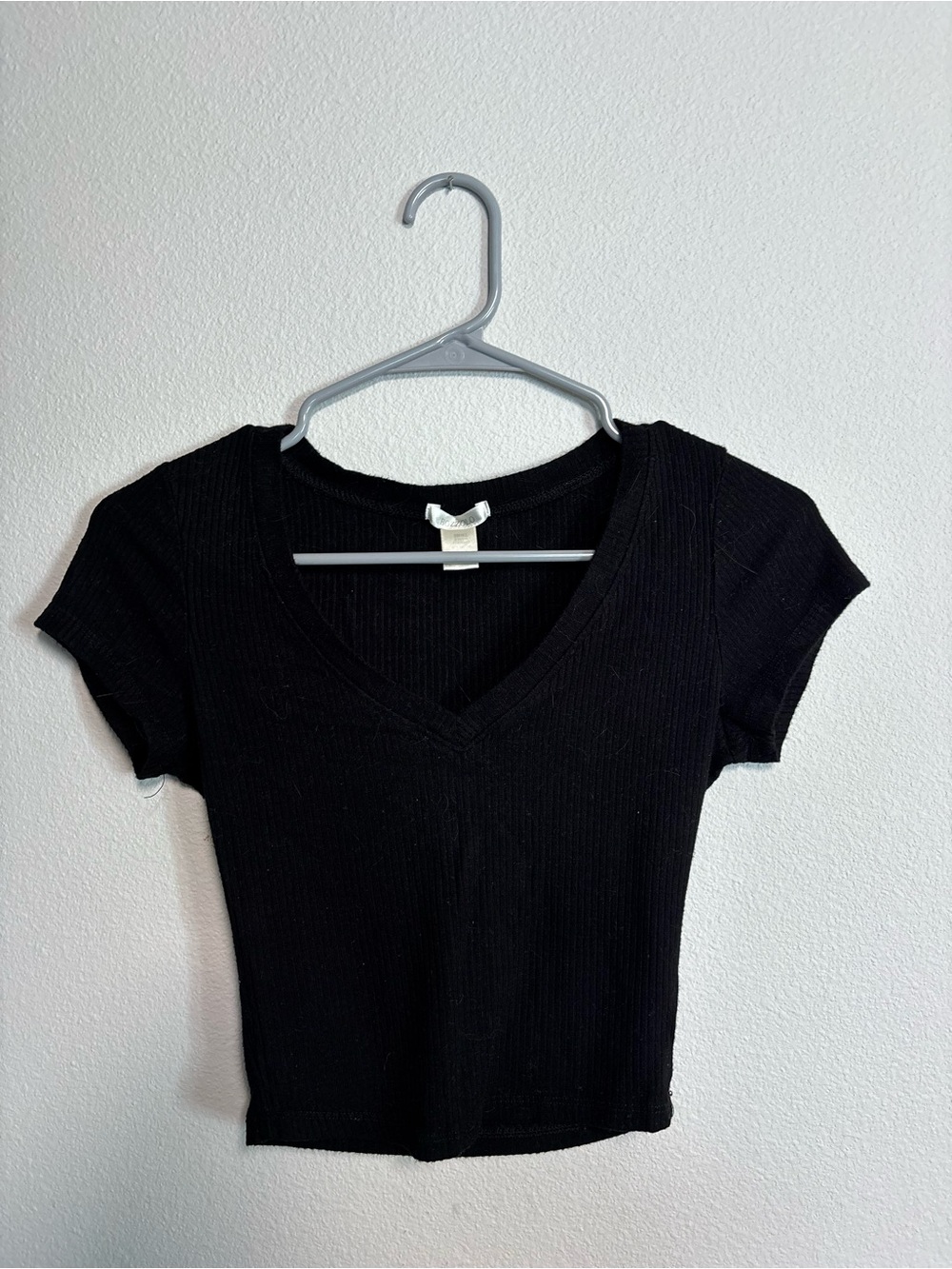 Bozzolo Black Ribbed V-Neck Crop Top